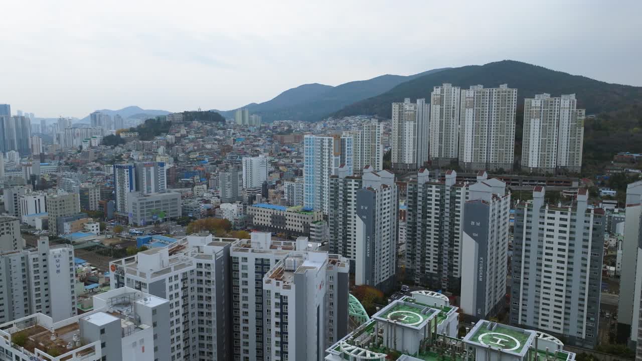 Vista aérea de apartamentos de arranha-céus na área metropolitana de Busan, na Coreia do Sul.