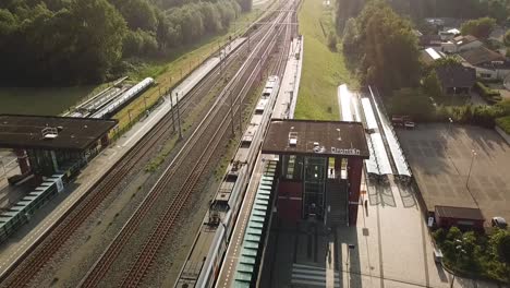 Vista-Aérea-De-Un-Tren-Que-Sale-De-Dronten,-Flevoland,-Países-Bajos