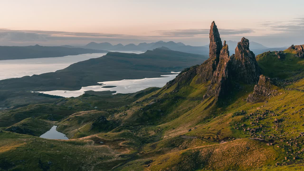 el tiempo de salida del sol del anciano de storr en escocia, reino unido