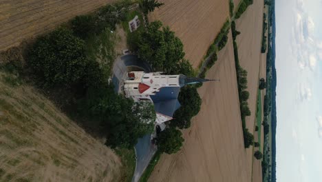 Kirche-Inmitten-Von-Feldern-In-Polen