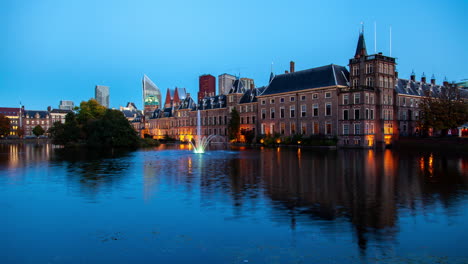 hague binnenhof y el canal en otoño