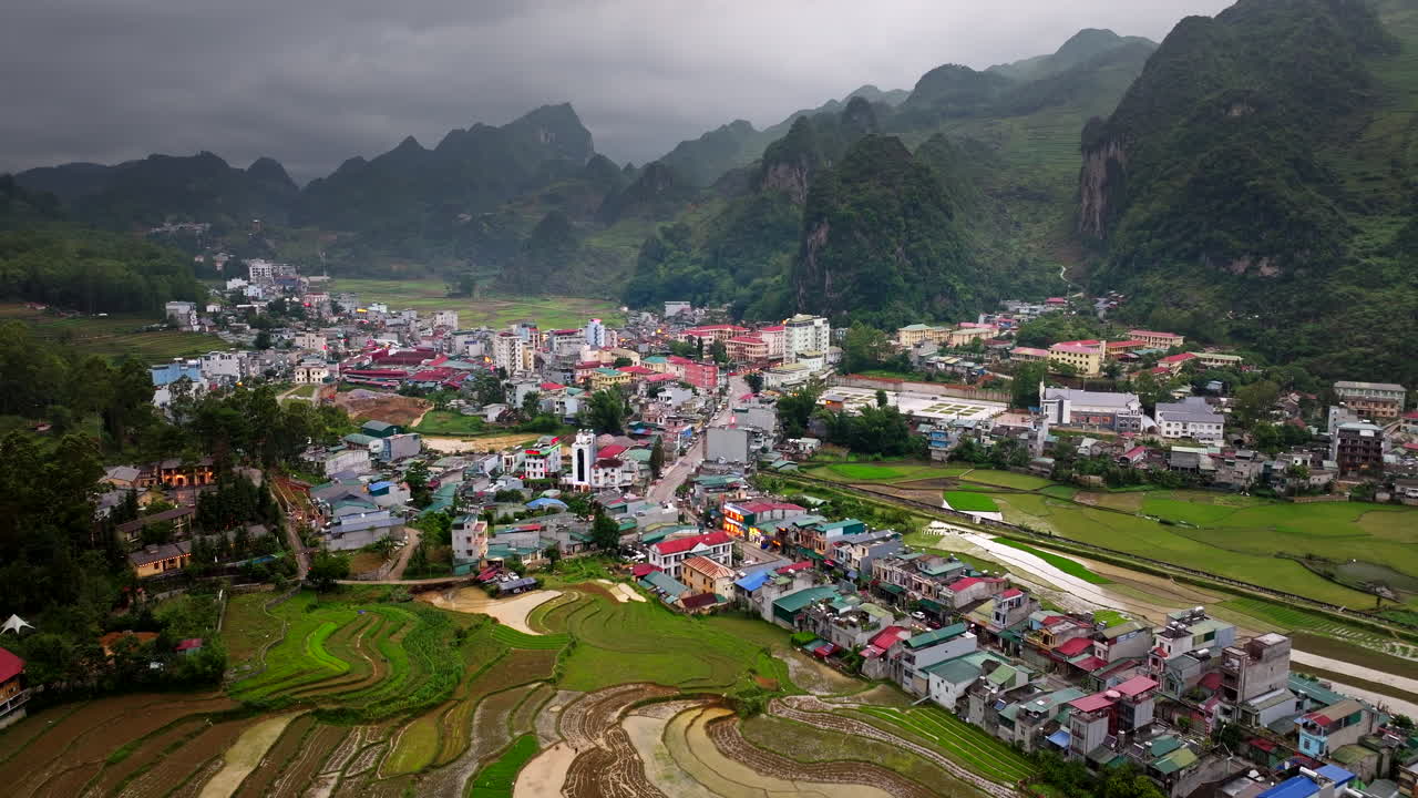 골짜기 마을, 조용하고 조용한 곳, 영혼이 부드러운 의지를 찾는 곳