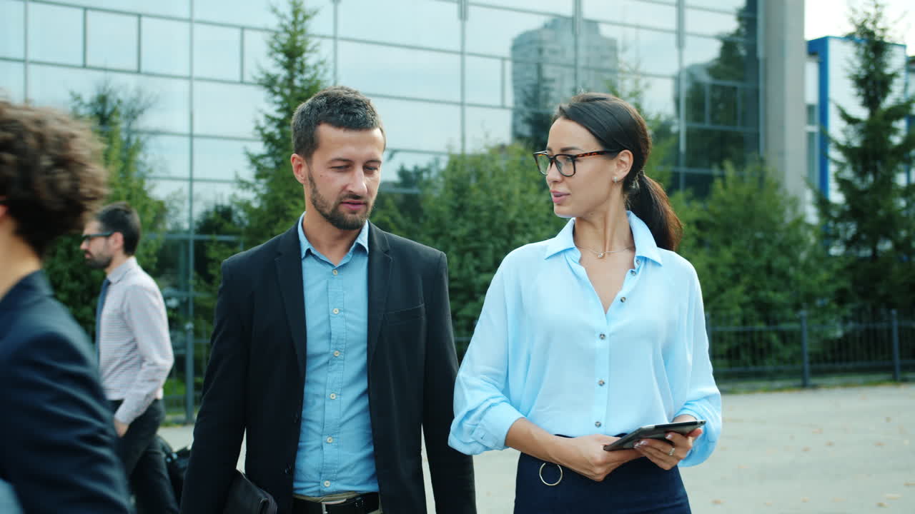 gente de negocios discutiendo al aire libre