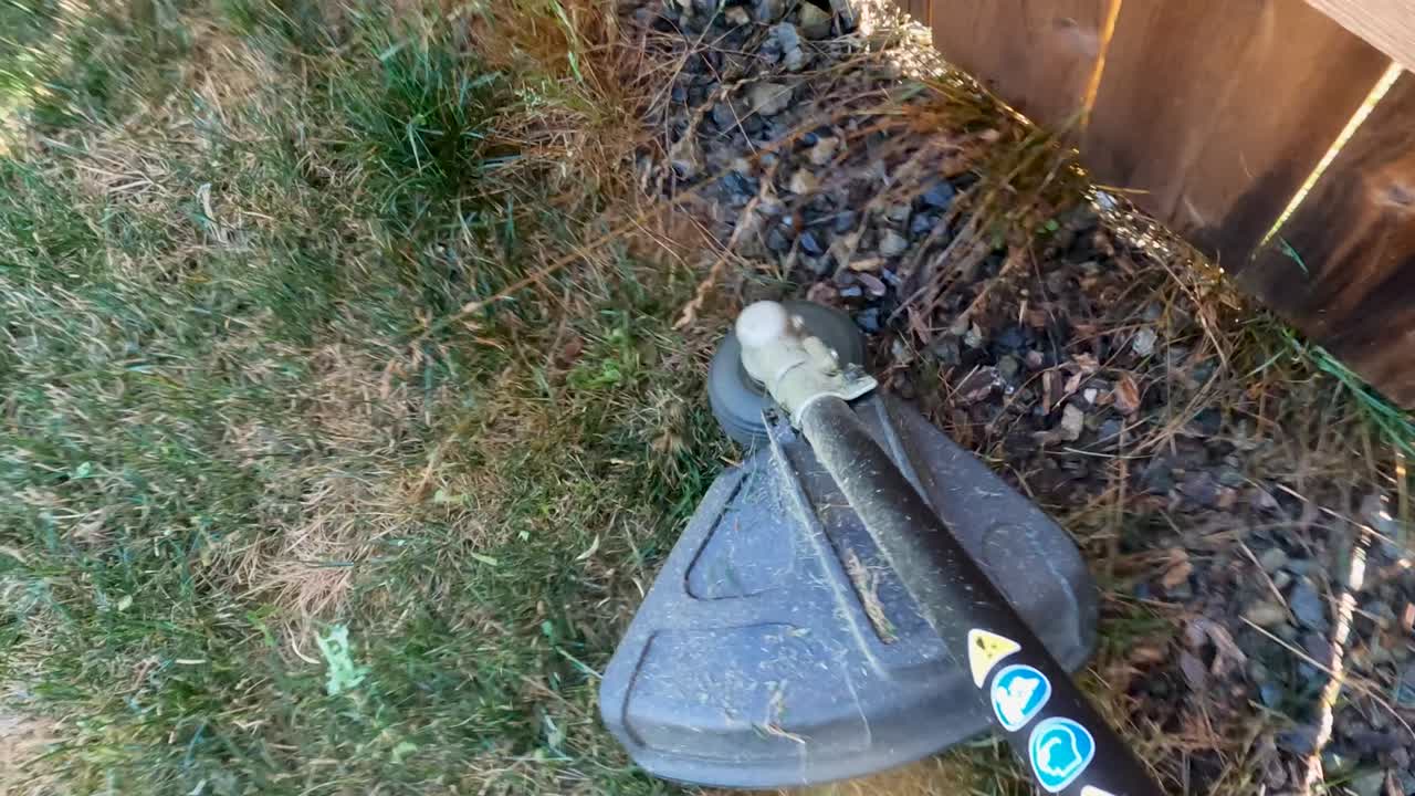 toma ajustada de un cortador de malezas limpiando