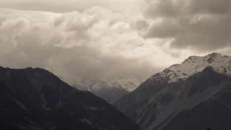 Paisaje-De-La-Temporada-De-Otoño-De-Nueva-Zelanda-Con-Montañas-Durante-La-Lluvia,-Con-Nubes-Moviéndose-Rápido-En-Las-Montañas