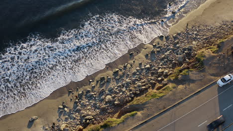 vista de los pájaros las olas de malibu se rompen en pch antes de la puesta de sol