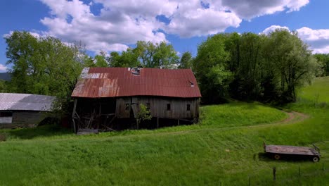 Bergstadt-Tennessee-Scheunenantenne-Im-Frühling