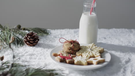 video de galletas de navidad, botella de leche y espacio de copia en fondo blanco