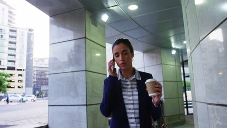 mujer de negocios hablando por teléfono móvil