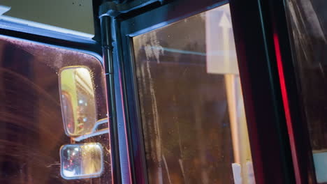 vista cercana del interior de un automóvil en movimiento, con reflejo de luz visto a través de la ventana con efecto de borrón de movimiento
