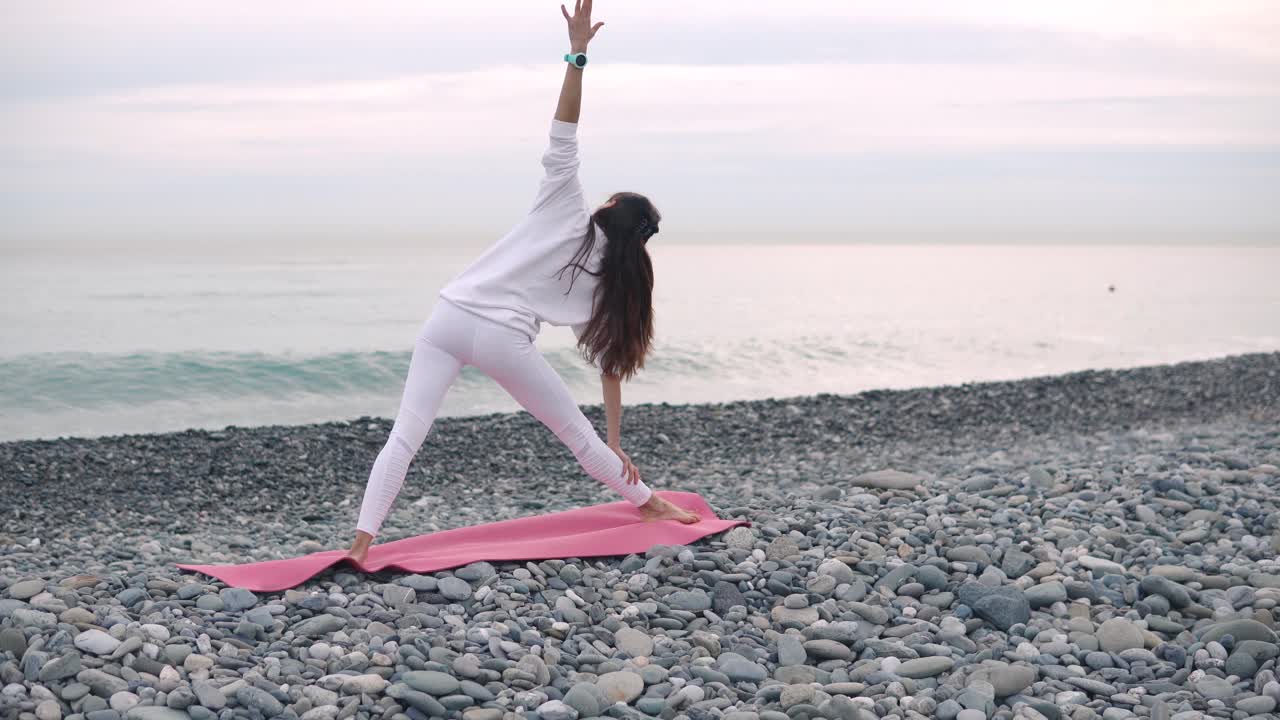 해변에서 요가를 연습하는 여자