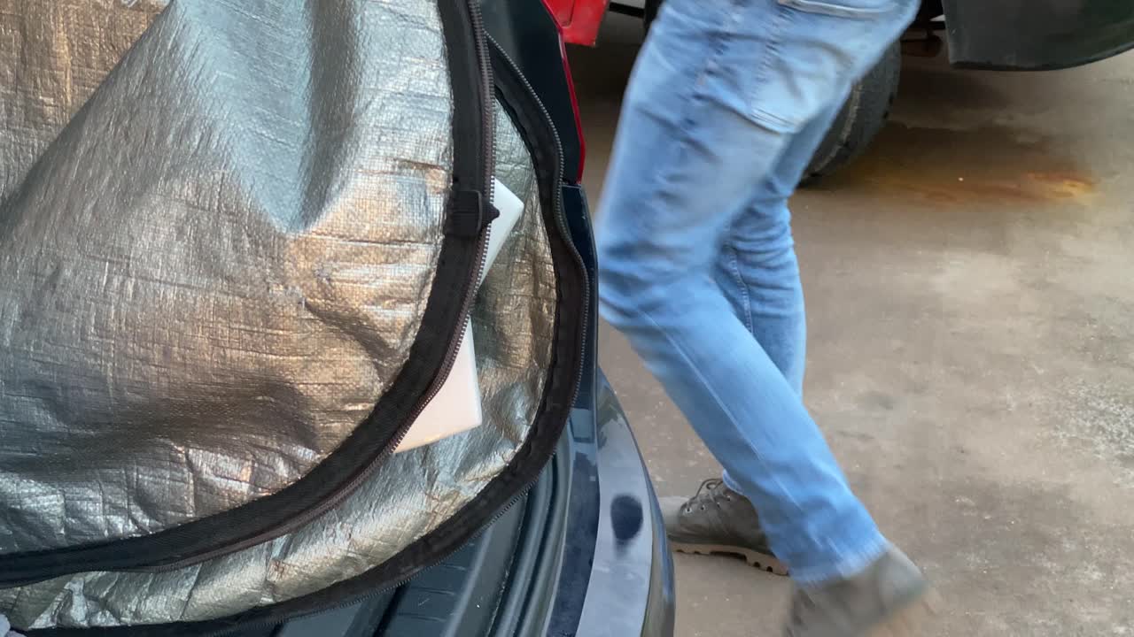 카스카이스에서 서핑 액세서리 키 금고에 자동차 키를 잠그는 젊은 서퍼