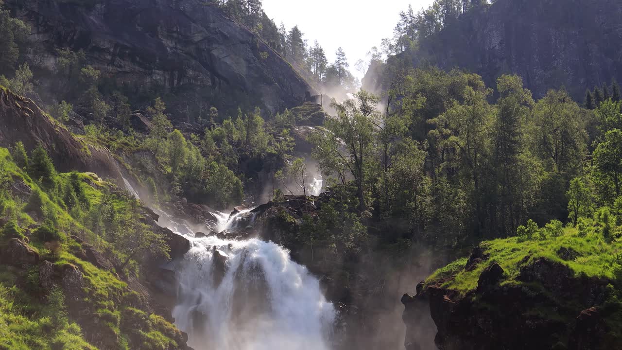 latefossen es una de las cascadas más visitadas de noruega y se encuentra cerca de skare y odda en la región de hordaland, noruega. consiste en dos arroyos separados que fluyen desde el lago lotevatnet.
