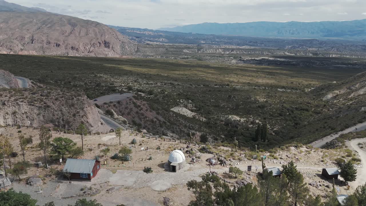 aerial sobre el valle de amaicha del valle y el observatorio astronómico en argentina con majestuoso paisaje montañoso