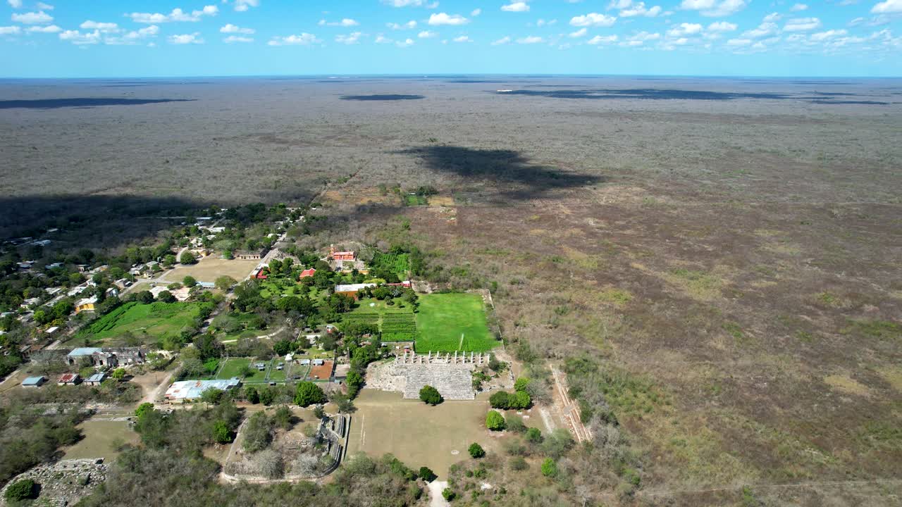 tomada aérea de las ruinas mayas abandonadas de ake yucatan méxico en un día muy soleado