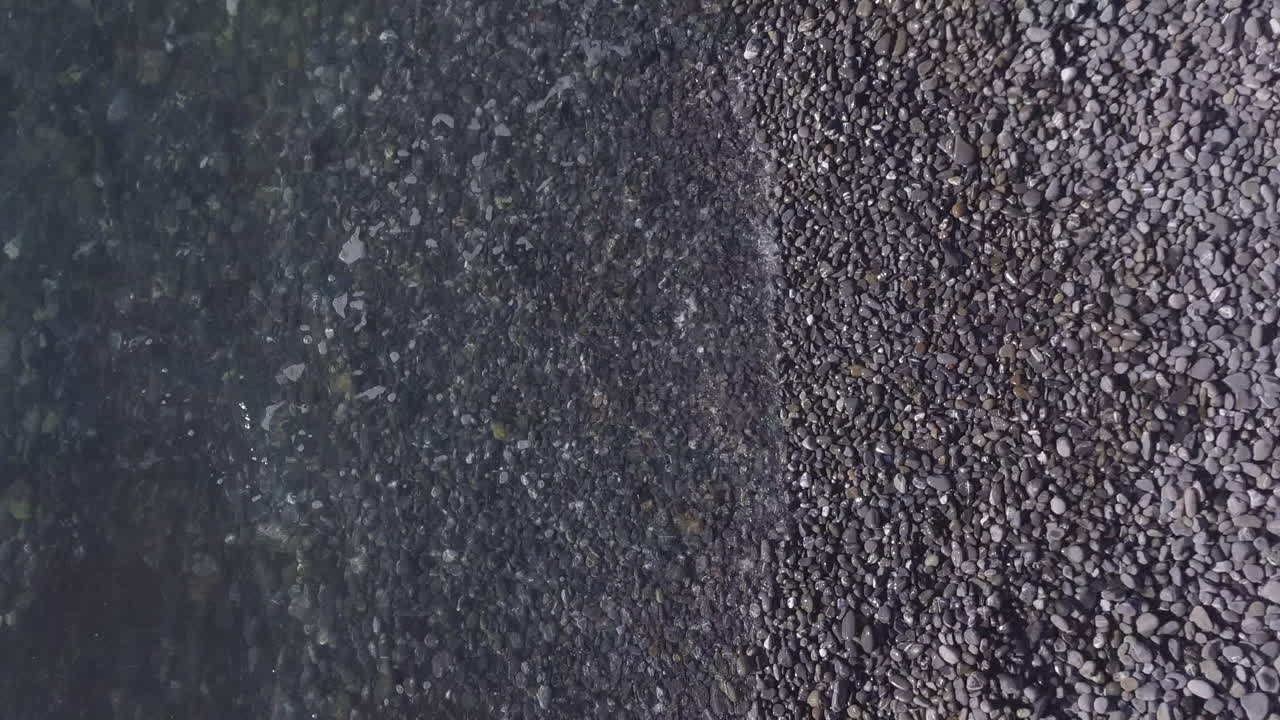 mar rocoso y olas en vista aérea de aguas transparentes y claras