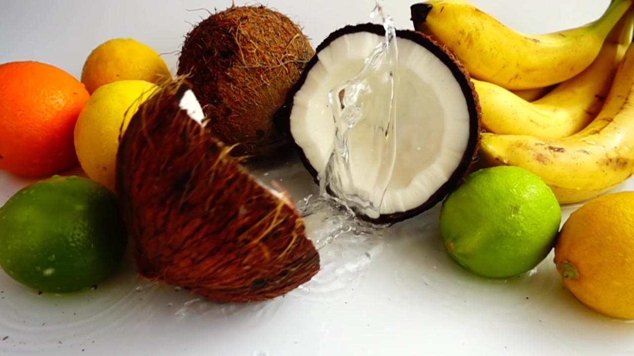 Cocco maturo e succoso che cade. Rallentatore.