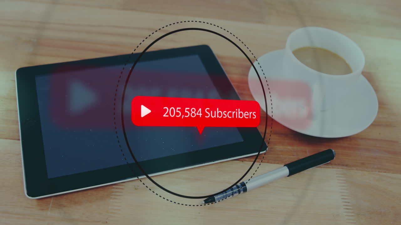 디지털 태블릿, 나무 표면에 커피 컵을 통해 가입자가 증가하는 플레이 아이콘의 애니메이션