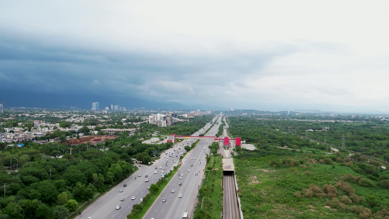 이슬람 아바드 - 카슈미르 고속도로 아름다운 공중 영상으로 푸른 도시 풍경과 건물과 구름이 배경입니다.