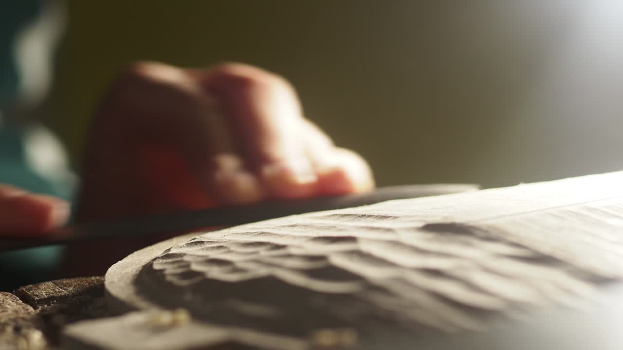 리티어 바이올린 제작자 조각 조각 원시 메이플 나무 바이올린 뒷 테이블