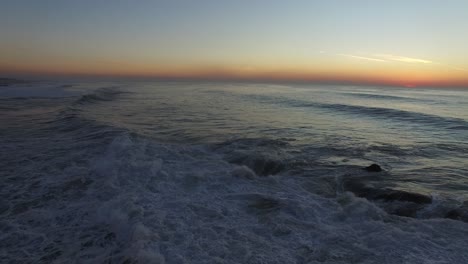 Olas-Del-Mar-En-El-Cielo-Naranja-De-La-Puesta-Del-Sol-Y-El-Fondo-Del-Sol