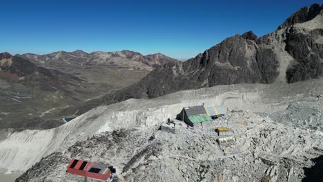 ascende desde el campamento base rústico en la ladera de la montaña rocosa, bolivia