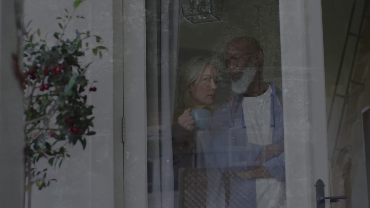 슬픈 시니어 다양한 커플을 포용하는 슬픈 시니어 다양한 커플을 포용하는 애니메이션