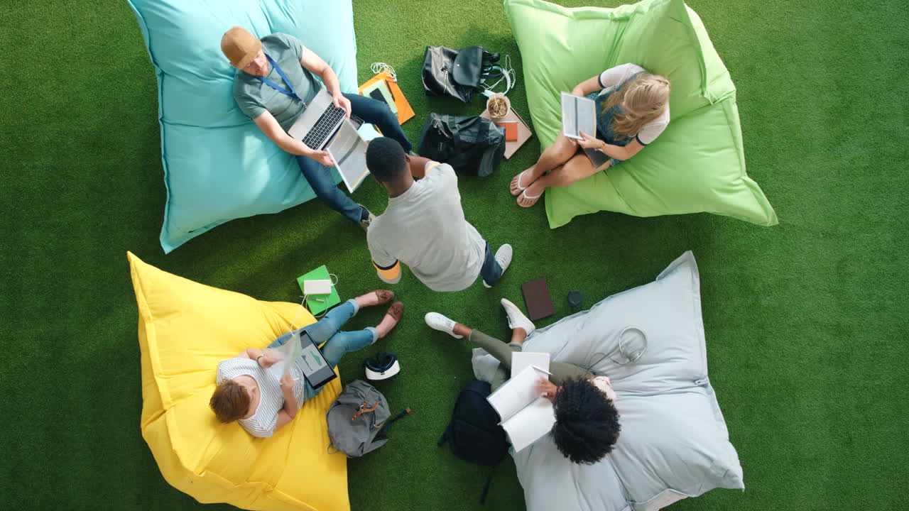 위에서 보는 창의적인 학생들이 협력하고 있습니다.