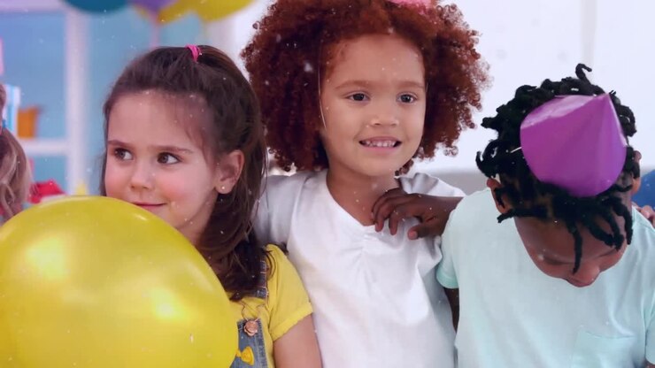 Animação de confete sobre crianças felizes e diversas se divertindo na festa