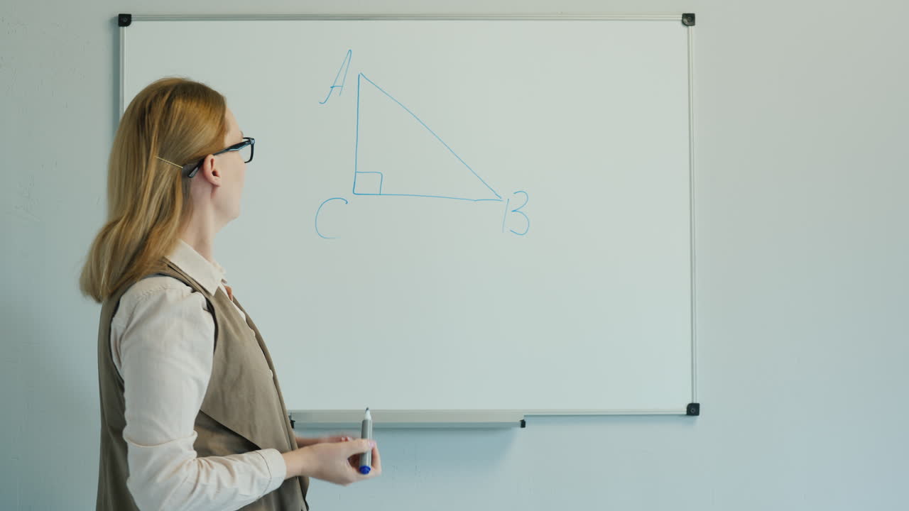 el profesor dirige una lección de geometría para niños más pequeños