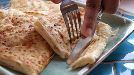 un delicioso pan plano de queso