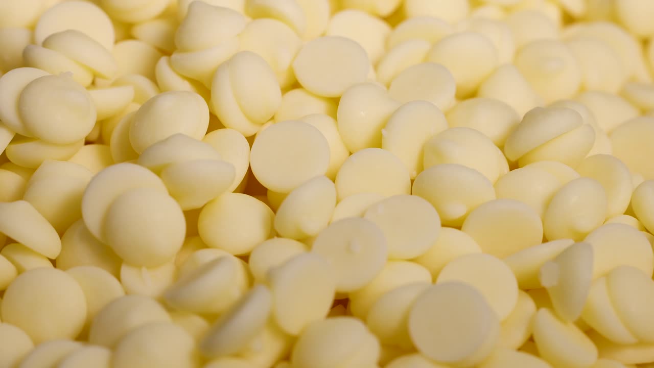 vista de cerca de las fichas de chocolate blanco