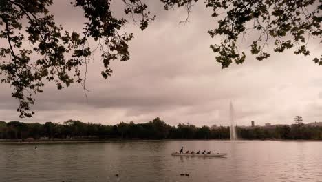 una canoa con cinco remeros y el timonel registrado a 60 fotogramas por segundo
