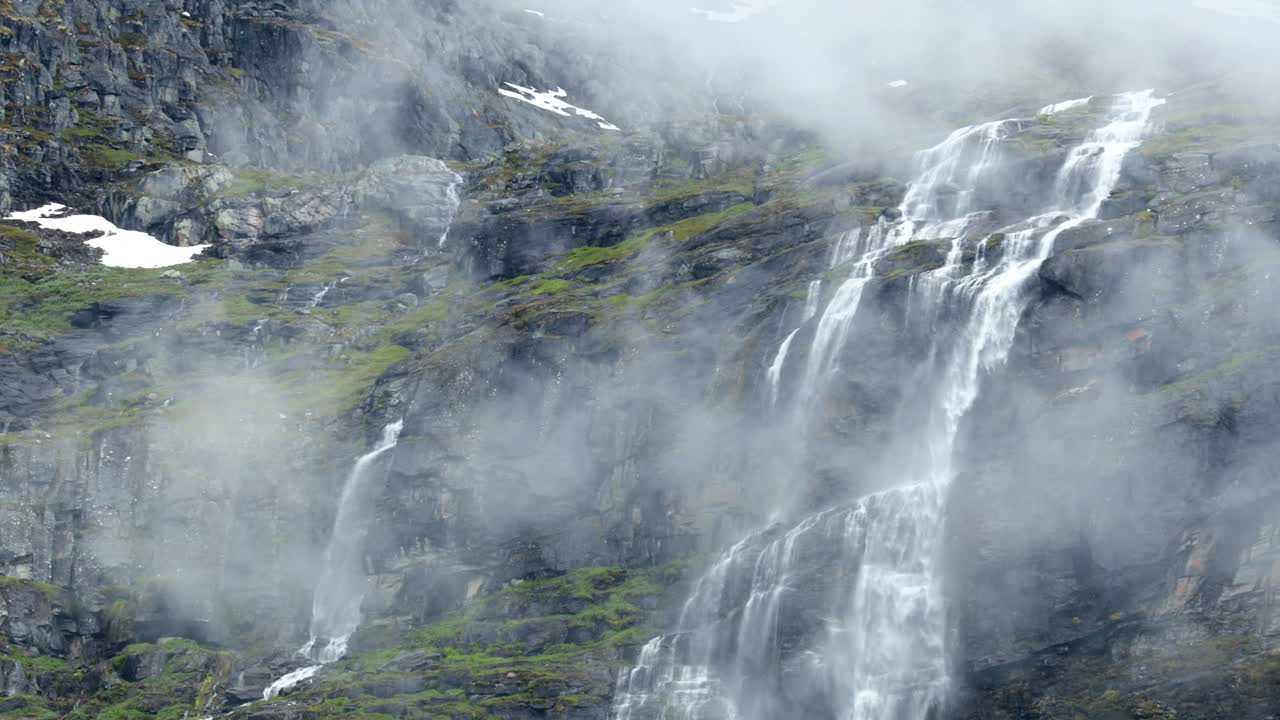 hermosa naturaleza de noruega. una cascada de montaña de un glaciar en lo alto de las montañas de noruega.