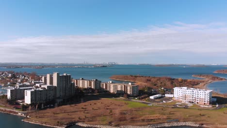 一架无人机撤回,揭示波士顿市和周边城镇在南部, 所有海岸线在水上