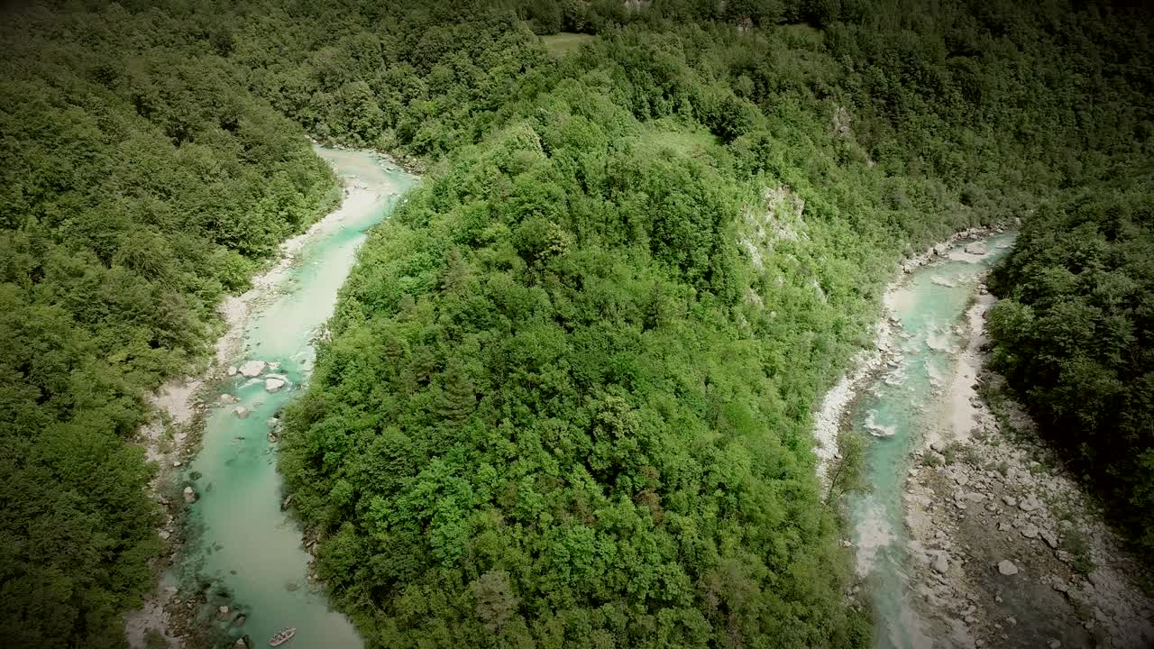 vista aérea del río soca rodeado de muchas colinas y rocas en eslovenia.