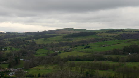 Una-Vista-De-La-Campiña-Del-Distrito-De-Los-Picos-Con-Colinas-En-Inglaterra