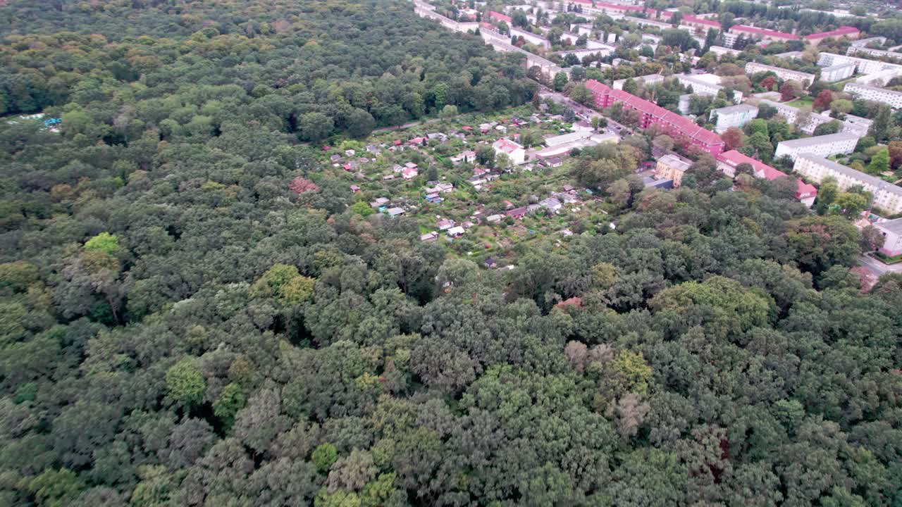 drone volando sobre un barrio boscoso