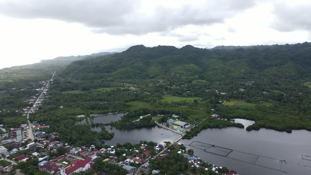 안다 마을의 푸른 을 둘러싼 파노라마 습한 호수, 보홀 필리핀 공중 드론 도시 풍경 및 스카이 라인 뷰