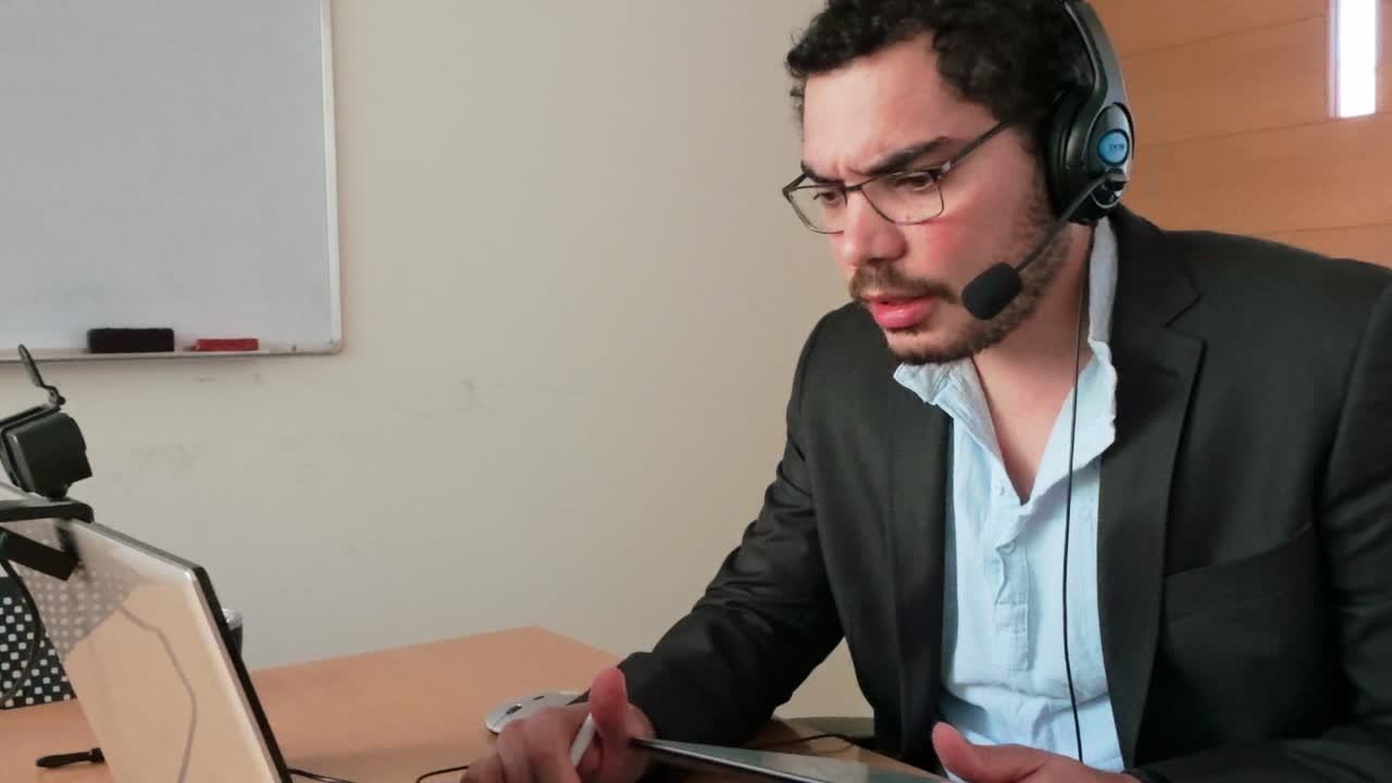 Muž kontrolující analytiku na tabletu: Virtuální schůzka