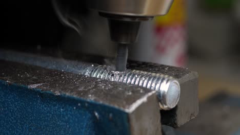 primer plano de un artesano profesional rompiendo el taladro después de intentar perforar acero duro