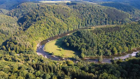 Vista-Aérea-De-Las-Ardenas-En-Valonia,-Bélgica-órbita-Wide-Shot