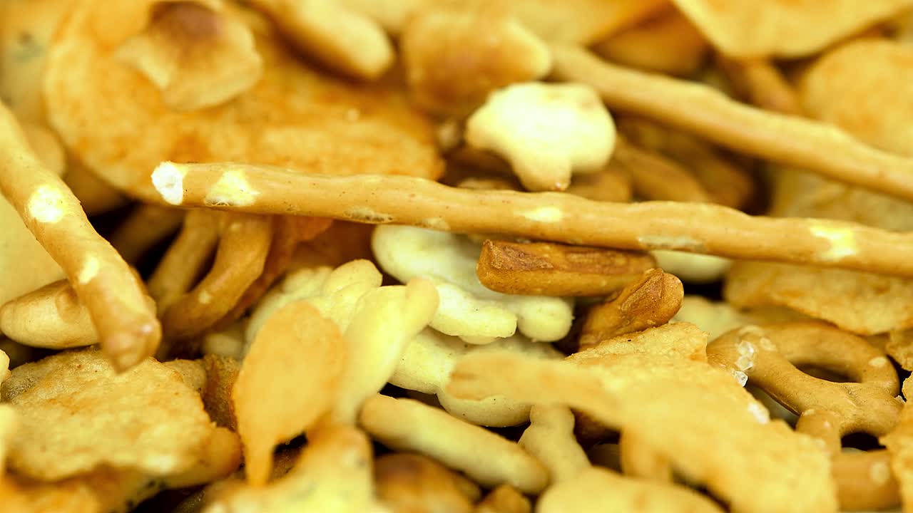 Gemischte Snacks auf einem Drehteller (nahtlos loopbar)