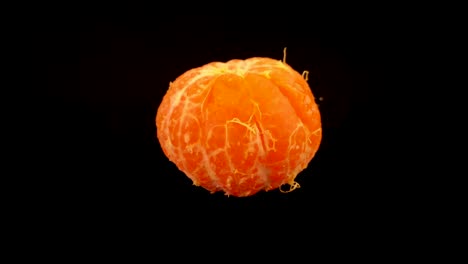satsuma quitando la piel en el concepto de alimentación saludable revelando naranja fresca y jugosa en el medio