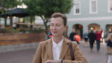 Retrato-De-Una-Mujer-De-Negocios-Madura-Profesional-Mirando-Un-Reloj-De-Pulsera-Esperando-En-Un-Concurrido-Fondo-Urbano-Con-Una-Elegante-Chaqueta-De-Traje