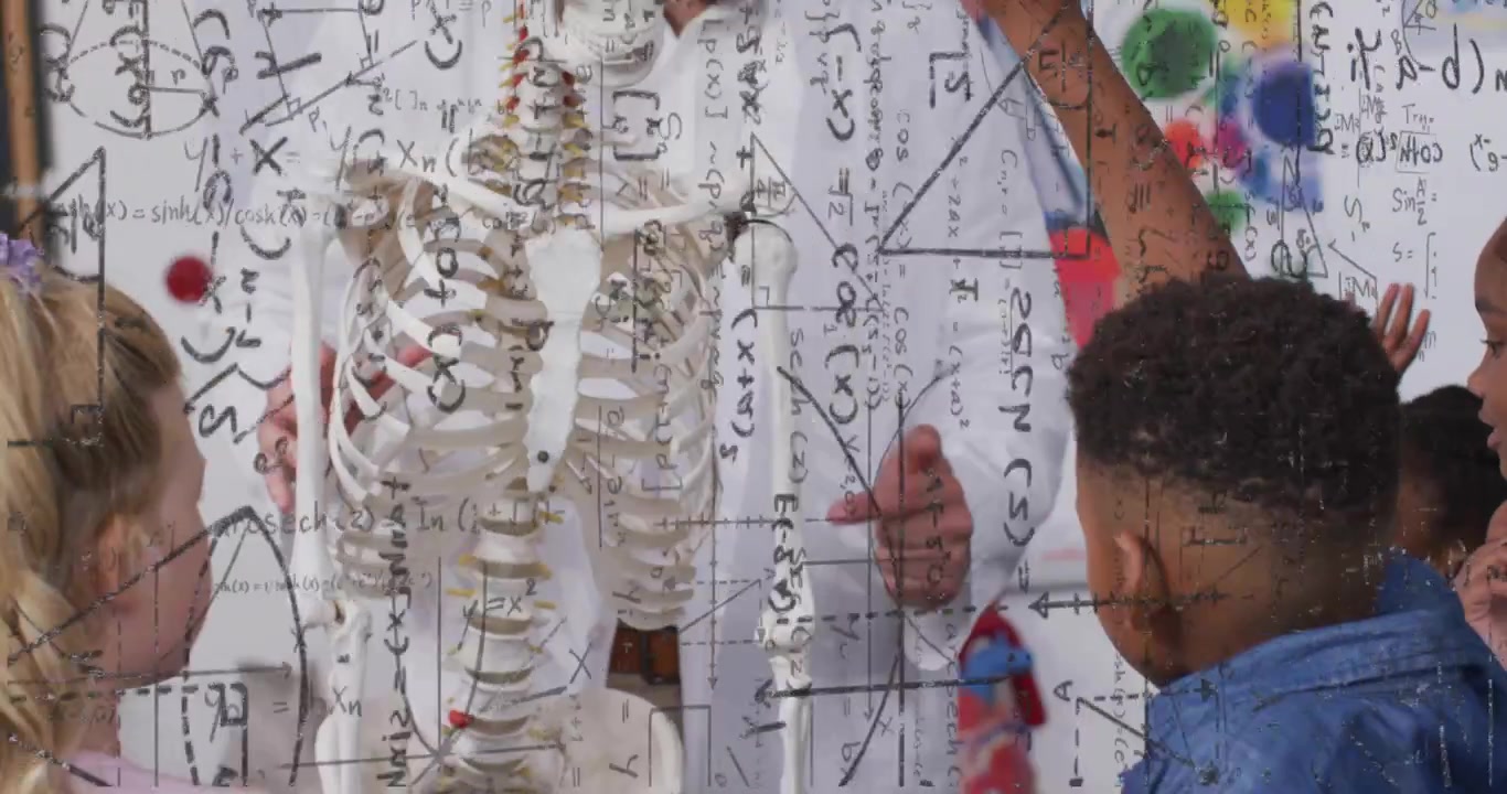 Lærer holder skelet, løfter hjerte, underviser elever, der rører ved, mens anatomidiagrammer vises