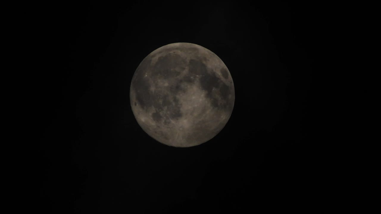 Nuvens passando pela lua cheia, filmagem em tempo real.
