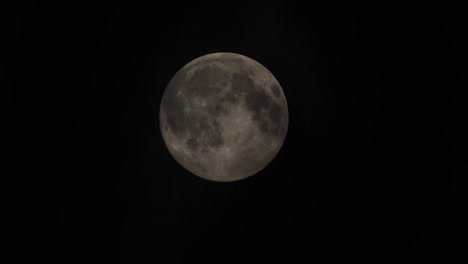 Clouds-passing-by-the-full-moon,-real-time-shot