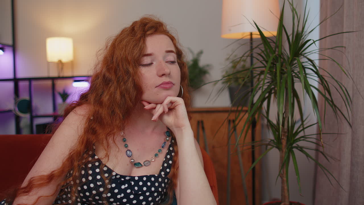 una chica joven en casa sufre de una situación injusta problema, ruptura, depresión, sentirse mal, agotamiento