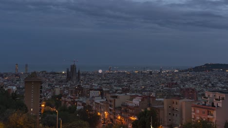 Impresionante-Lapso-De-Tiempo-Del-Día-A-La-Noche-Del-Paisaje-Urbano-De-Barcelona,-Con-Monumentos-Emblemáticos,-Horizontes,-Tráfico,-Transición-Del-Atardecer-A-La-Salida-De-La-Luna-Y-Atmósfera-Urbana